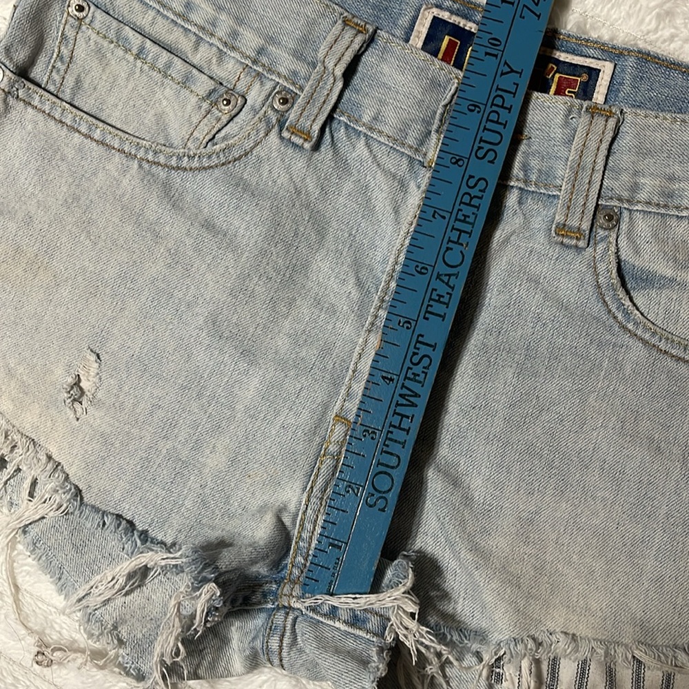 Levis 511 Vintage Shorts | Size 32 - Picture 12 of 13